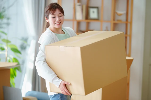 段ボールを抱えて持ち込むお客様